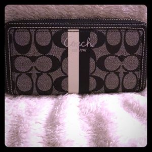 Like new Coach Wallet! Goes with everything!
